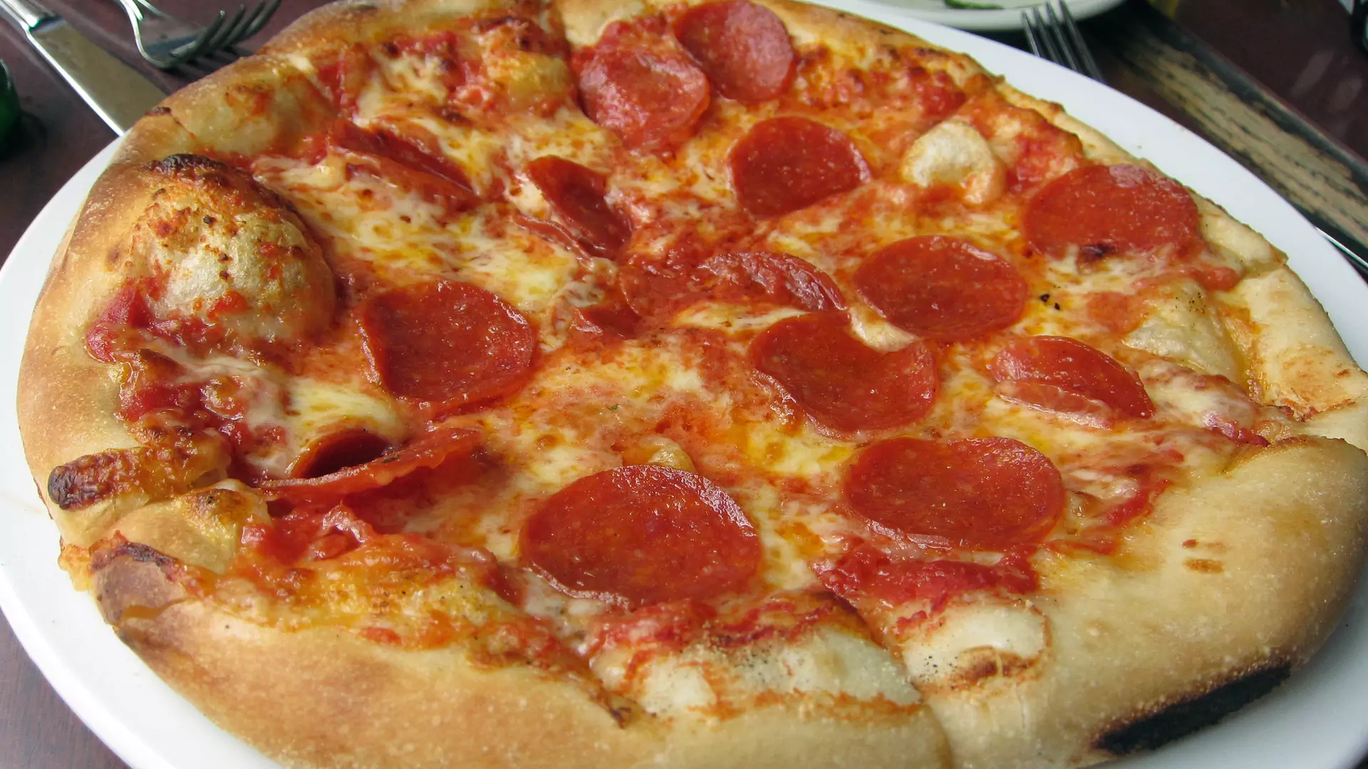 Jaka jest ulubiona pizza Polaków? Na miejscu czy na wynos? Mamy dokładne statystyki