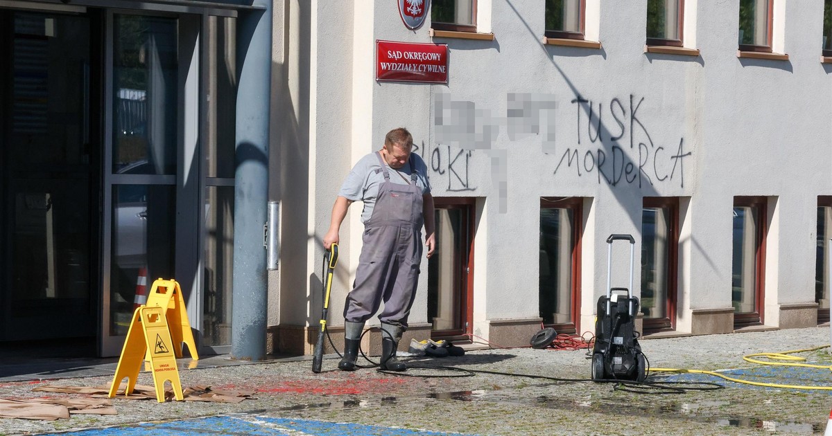 Wulgaryzmy na budynku sądu w Łodzi. Tusk i Żurek w obelgach
