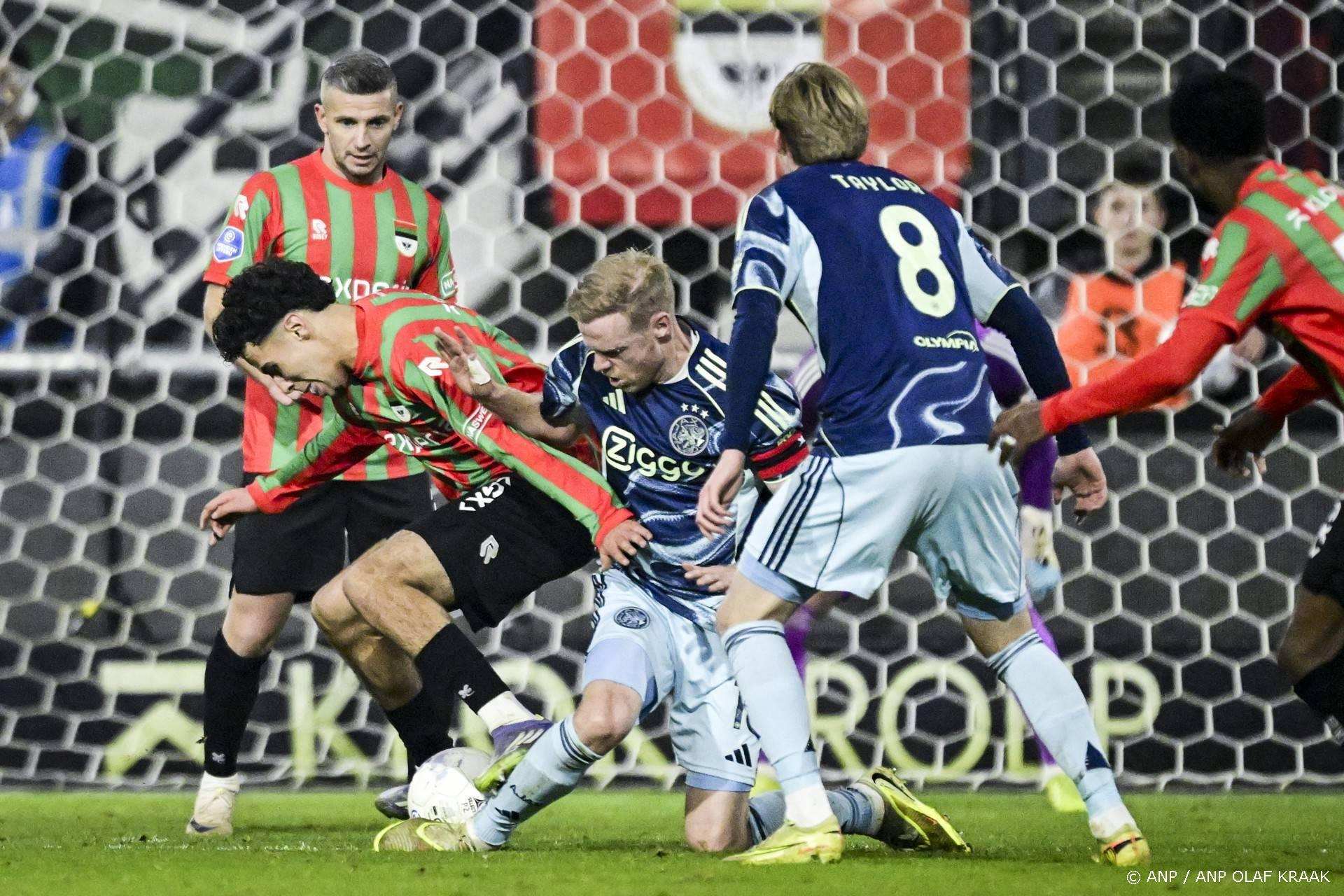 KNVB draait de rode kaart voor Ouaissa terug: 'Onterecht' (VAR greep niet in)