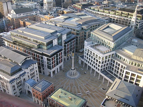 W budynku po prawej znajduje się siedziba londyńskiej giełdy. gren / Wikimedia Commons.