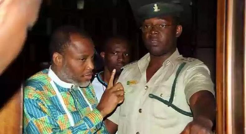 Nnamdi Kanu arguing with prison warden in Abuja in 2017 (SaharaReporters) 