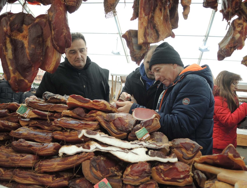 Na štandovima se pojedinačno prodalo i po 200 kilograma mesa
