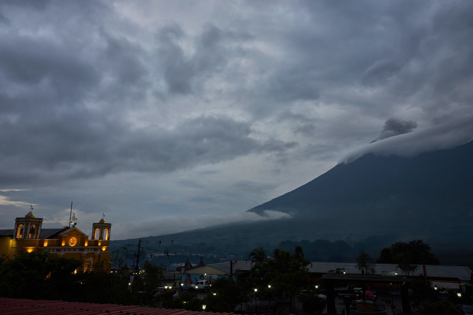 Sopka Fuego chrlila popol do výšky a z jej krátera sa valil prúd lávy.