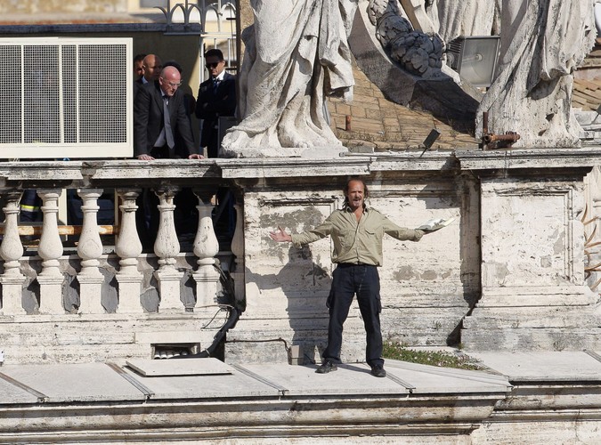 Mężczyzna, który spalił Biblię na Placu Świętego Piotra