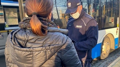 Policja ostrzega przed konsekwencjami nie stosowania się do obostrzeń