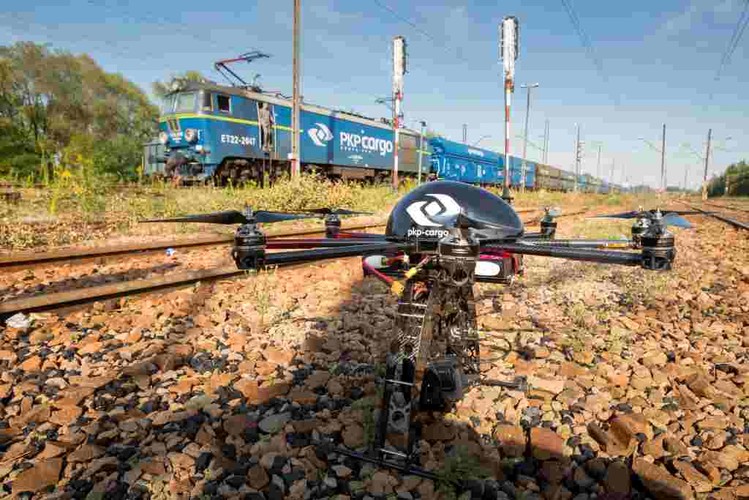 Złodzieje najczęściej kradną z pociągów PKP Cargo węgiel. W pierwszej połowie roku było jednak 350 takich incydentów - o 36 proc. mniej niż w analogicznym okresie roku 2014. A liczba kradzieży złomu zjechała o 62 proc.<br>

<br>To wymagający przeciwnik, bo sprawcami kradzieży są zazwyczaj zorganizowane grupy przestępcze. Jedną z najczęściej stosowanych metod jest zatrzymywanie składu przez umieszczenie na torach przeszkody. Kiedy pociąg już stoi, złodzieje w ciągu kilku minut dokonują tzw. „usypu”. Za jednym razem są w stanie usypać nawet kilka ton węgla.<br><br> Na zdjęciu: Dron został oznaczony logo PKP Cargo