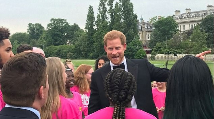 Harry herceg belevetette magát a munkába, egy fogadáson mesélt fiataloknak arról, hogy mennyire fontos a sport /Fotó: Twitter
