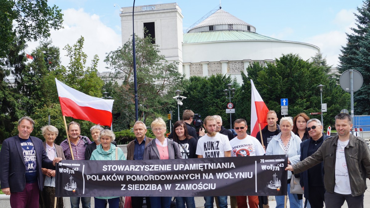 Dzisiejszy dzień jest wielkim sukcesem Kresowian i ich potomków oraz wspierających ich ludzi Dobrej Woli. Możemy wszyscy nawzajem sobie pogratulować. Następnym krokiem winno być przyjęcie ustawy, która zabraniałaby na polskiej ziemi gloryfikacji OUN-UPA, tak jak zabroniona jest gloryfikacja SS, Gestapo i NKWD.