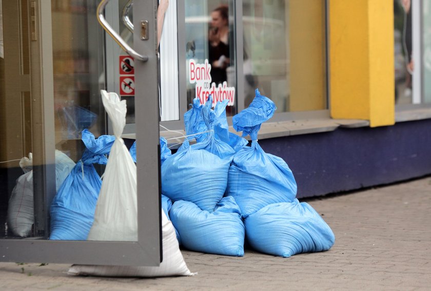 Zgierz sprząta po nawałnicy i broni się przed kolejnymi ulewami