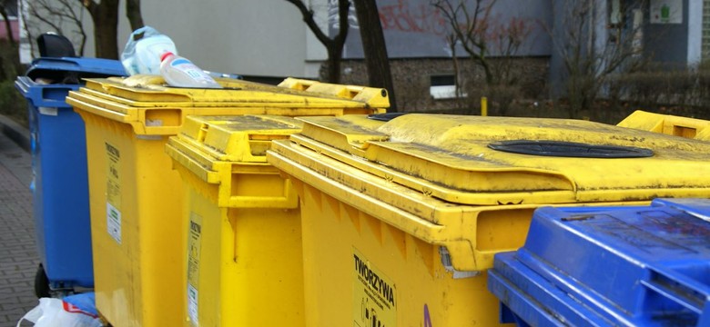 Od 1 X 2025 r. jedni mówią, że nie można wyrzucić butelki do kosza. Inni mówią, że owszem. Co na to rząd?