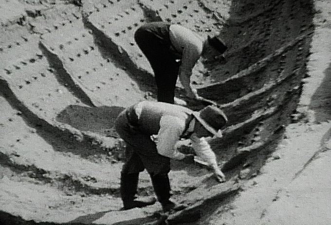 Badania archeologiczne prowadzone w Sutton Hoo w 1939 r. (fot. Harold John Phillips, domena publiczna)