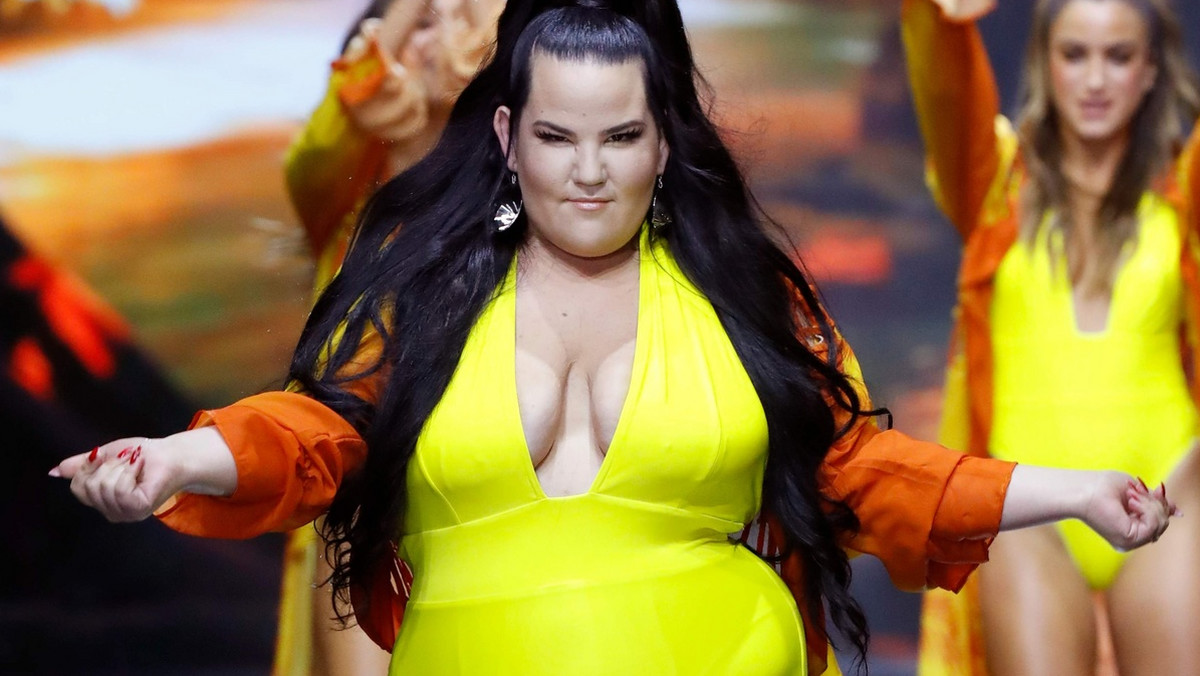 Netta Barzilai prezentuje na wybiegu strój kąpielowy