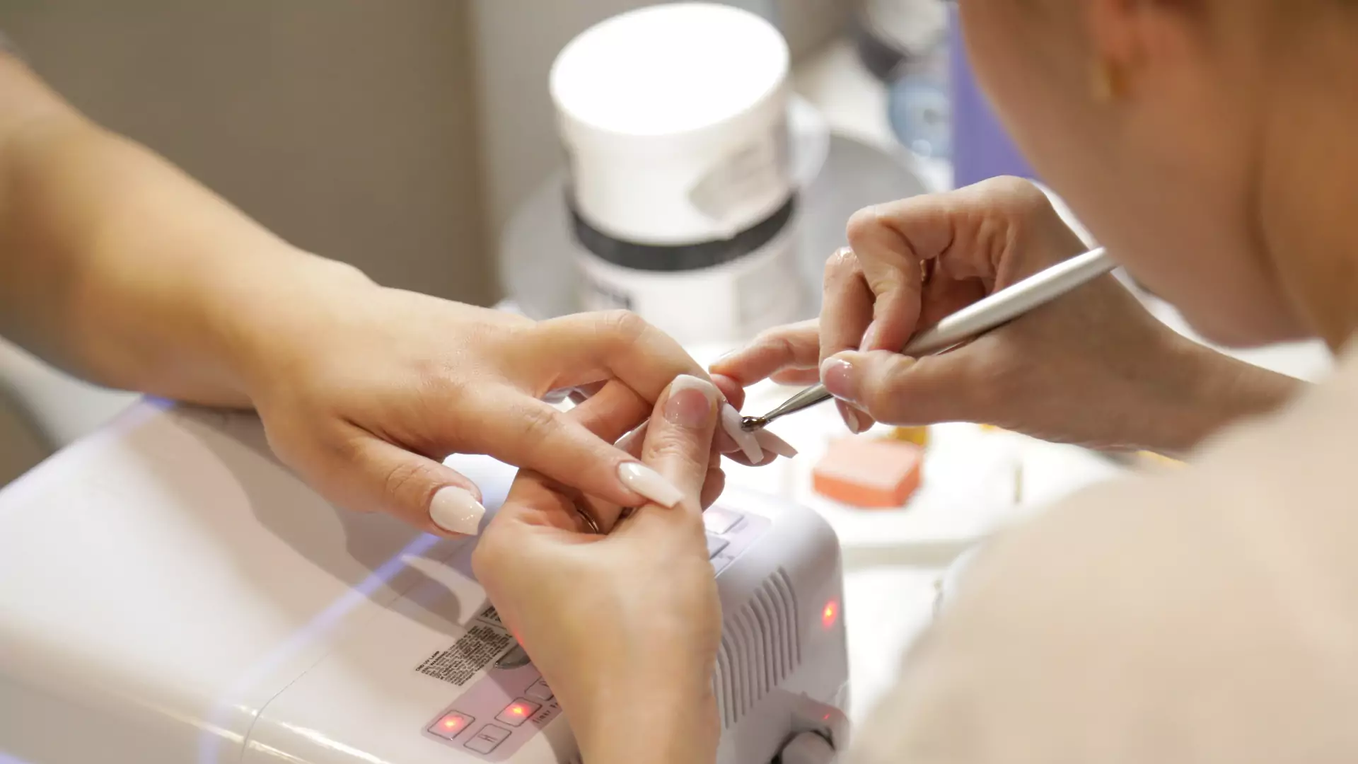 Czy manicure hybrydowy zwiększa ryzyko nowotworu? Polscy onkolodzy skomentowali wyniki badań
