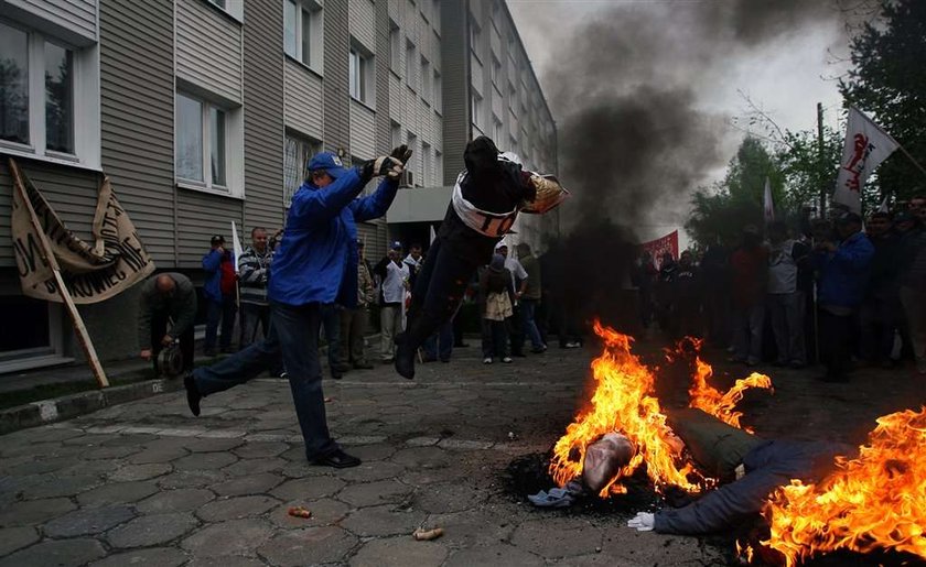 Opony płoną na demonstracjach