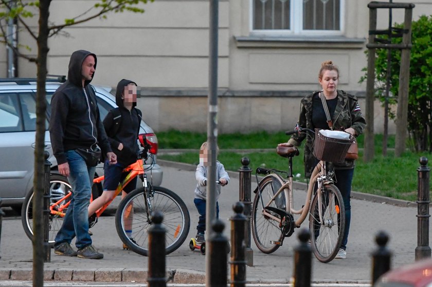 Daria Widawska i Michał Jarosiński z synami Iwonem i Brunonem