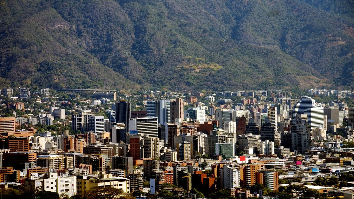 Torre David, tak na cześć twórcy Davida Brillembourga, nazywa się wykończony w połowie budynek w Caracas. To 45-piętrowy drapacz chmur, który jest favelą.