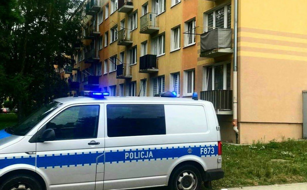 Czterolatka siedziała na parapecie okna