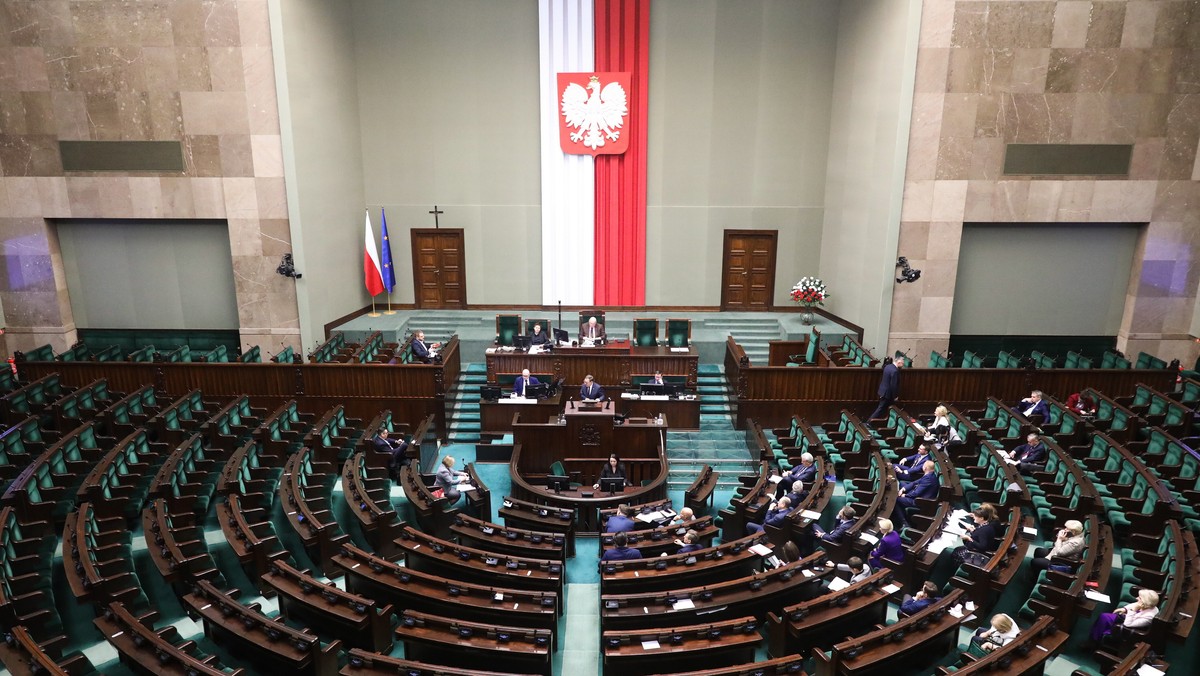 Najnowszy sondaż. Zacięta walka PiS i KO