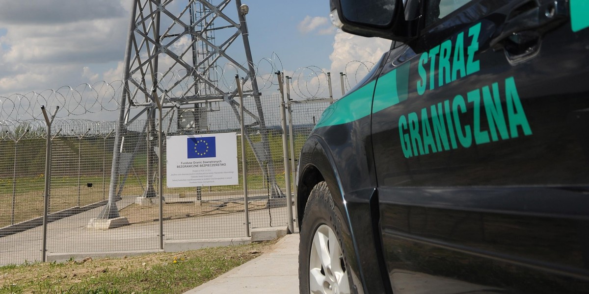 Na opolskim odcinku autostrady A4 Straż Graniczna oraz Służba Celna zatrzymały dwie ciężarówki na tureckich numerach rejestracyjnych. W przestrzeni ładunkowej jednej z kontrolowanych ciężarówek przebywało 13 cudzoziemców. 