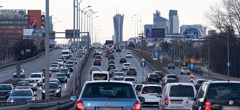 Dobra wiadomość dla kierowców — rejestracja auta będzie tańsza. Ministerstwo podało datę