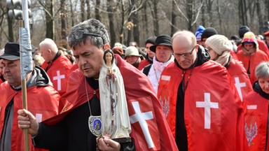 Ksiądz przed sądem, towarzyszyła mu grupa fanatyków. Chodzi o dzieci z in vitro