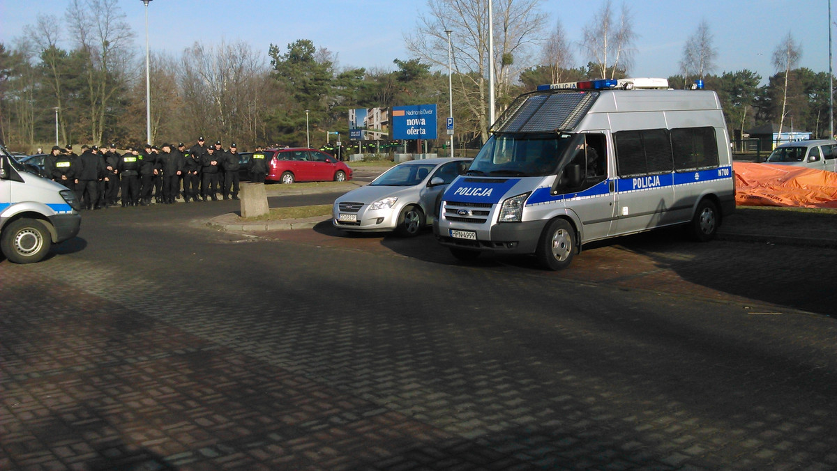 Przez dwa dni 150 policjantów przeszukiwało kilkukilometrowy odcinek wzdłuż pasa nadmorskiego w Gdańsku w poszukiwaniu śladów, które pomogą wpaść na trop zabójcy 17-letniej Agaty z Wejherowa. Ciało młodej dziewczyny znaleziono w parku nieopodal plaży w Gdańsku-Brzeźnie.