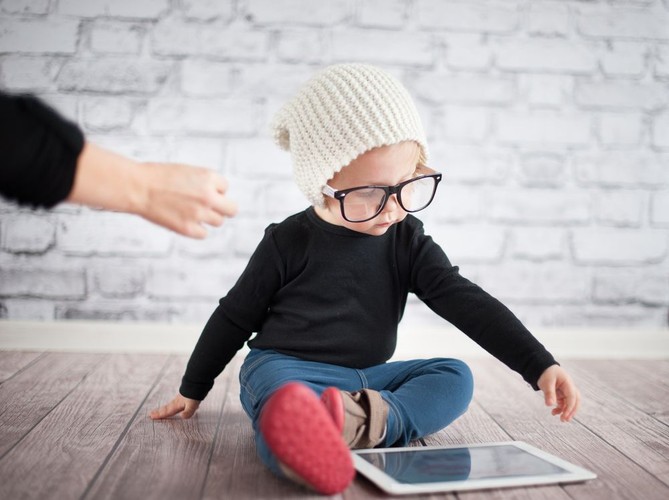 Mają je dostać na każdego potomka najbiedniejsze rodziny, w których dochód na osobę nie przekracza 800 zł. W pozostałych będzie je można otrzymać na drugie i kolejne dziecko. Ustawa ma wejść w życie w przyszłym roku, co będzie wymagało nowelizacji budżetu na 2016 r.