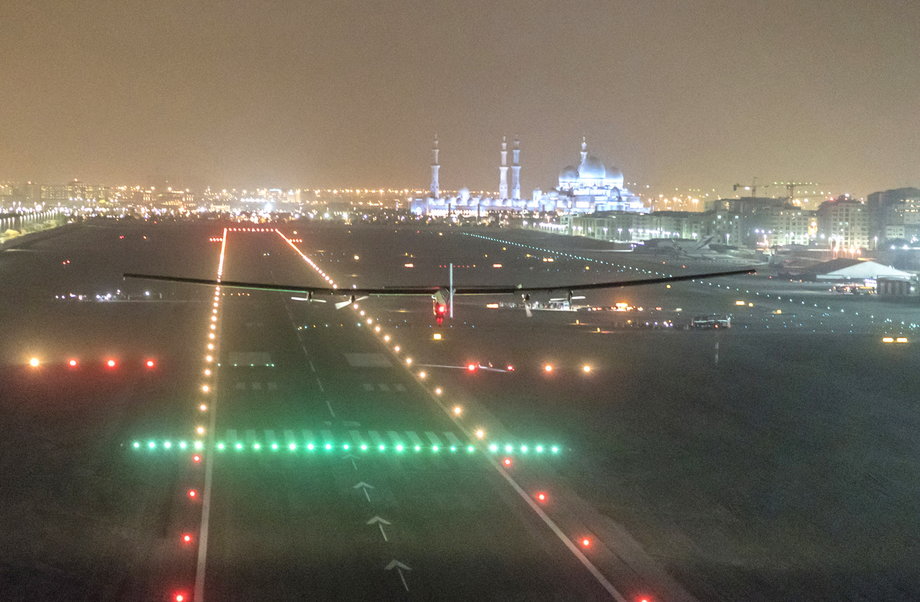 Solar Impulse 2 ląduje w Abu Dhabi