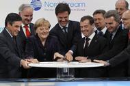 Lubmin, Niemcy, 8 listopada 2011. Prezydent Rosji Dmitrij Miedwiediew, kanclerz Niemiec Angela Merkel, premier Holandii Mark Rutte i premier Francji Francois Fillon podczas oficjalnej ceremonii uruchomienia gazociągu Nord Stream, który transportuje gaz z Rosji do odbiorców europejskich.
