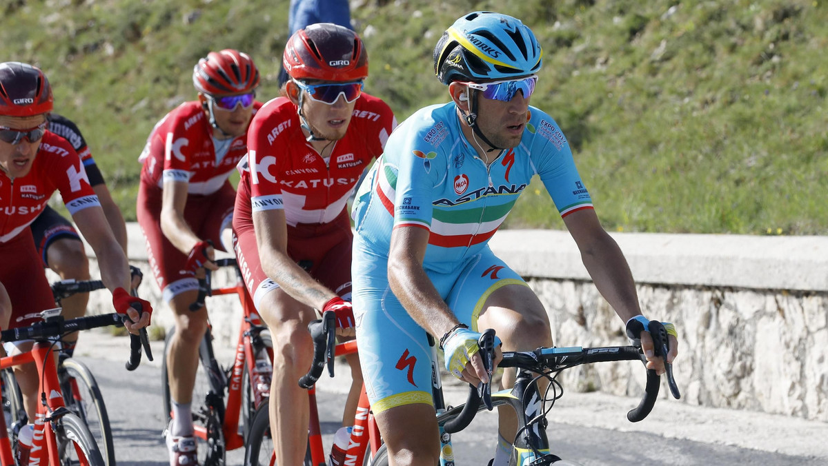 Vincenzo Nibali (Astana) był jednym z największych przegranych szóstego etapu Giro d'Italia. Na finałowym podjeździe na metę Włoch próbował atakować, ale szybko został przez rywali doścignięty, a następnie nie starczyło mu już sił, by ruszyć w pogoń za Tomem Dumoulinem (Giant-Alpecin) i pozostałymi kandydatami do zwycięstwa w Giro. - Zła była taktyka - ocenił na mecie Rekin z Mesyny.