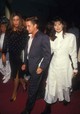 Demi Moore-ról az első fellelhető vörös szőnyeges fotó 1986-ban készült, aki akkori partnerével,  Emilio Estevez színésszel kéz a kézben sétált végig a kamerák előtt. (1986)