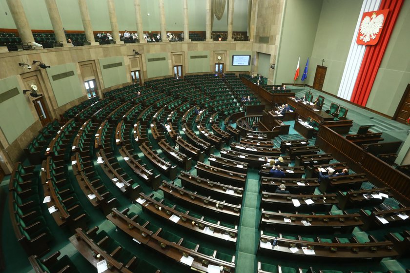 Pusta sala podczas debaty o zdrowiu