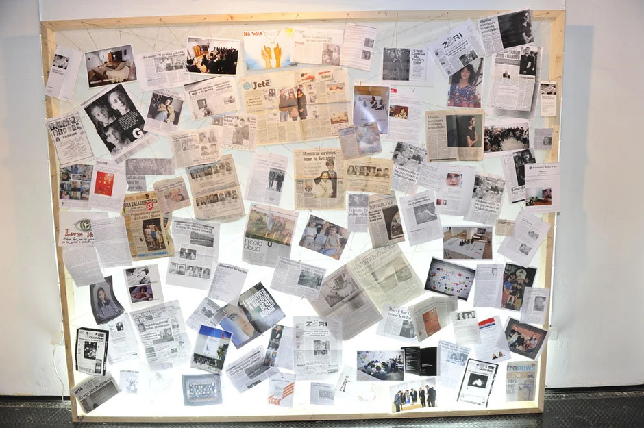 Deo izložbe: Novinski naslovi o ratu, žrtvama, zločincima