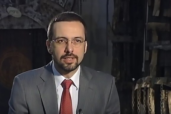 EVO ŠTA JE PO OBRAZOVANJU VODITELJ DNEVNIKA KOJI SE VRAĆA NA RTS Nema nikakve veze sa novinarstvom: Završio je jedan od NAJTEŽIH FAKULTETA