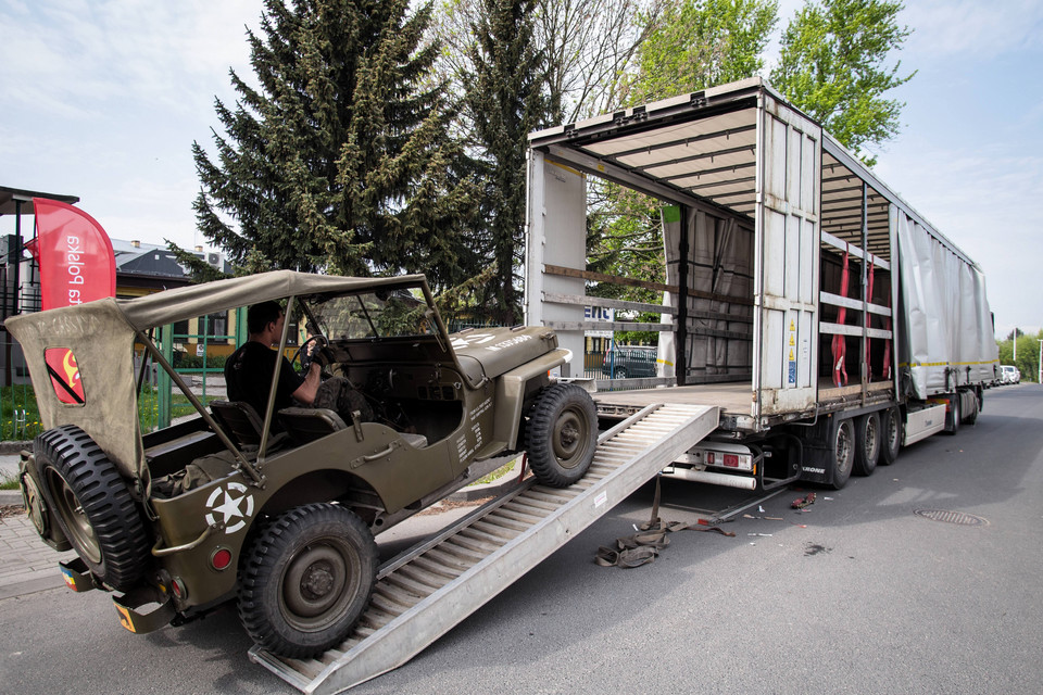 Historyczne pojazdy wojskowe i rekonstruktorzy z Lubelskiej Fundacji Niepodległości