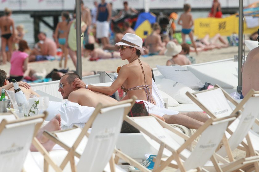 Ewa Chodakowska w bikini na plaży w Sopocie z mężem