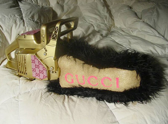 ...prezentuje z logiem znanych projektantów mody