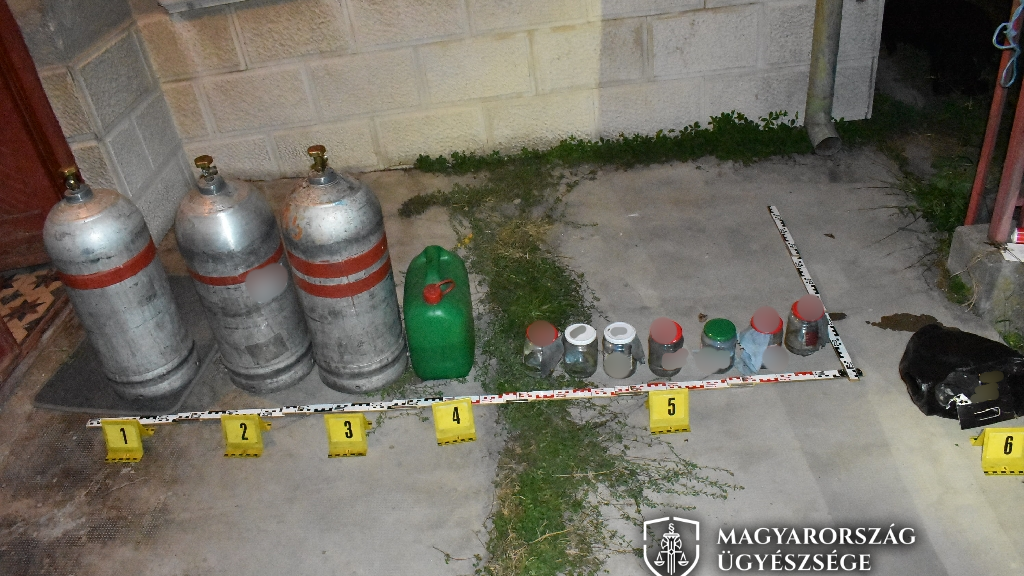 Molotov-koktélokat készített és gázpalackok felrobbantásával fenyegetőzött egy férfi Győr mellett
