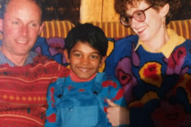 Sa 5 godina ZASPAO JE U VOZU I PROBUDIO SE POSLE 14 SATI IZGUBLJEN! Smešten je u sirotište: Nakon 25 godina našao je biološku majku na ČUDESAN NAČIN