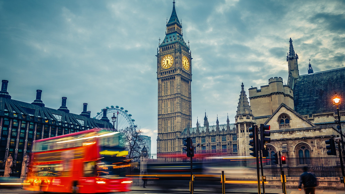 Żadnego piwka czy kieliszka wina podczas lunchu - taki zakaz otrzymali pracownicy Lloyd's of London, instytucji ubezpieczeniowej z siedzibą w stolicy Wielkiej Brytanii. Szefowie tłumaczą wprowadzenie nowych zasad względami bezpieczeństwa, a załoga jest oburzona.