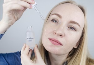 Azelaična kiselina može da se koristi u obliku gela, kreme ili seruma