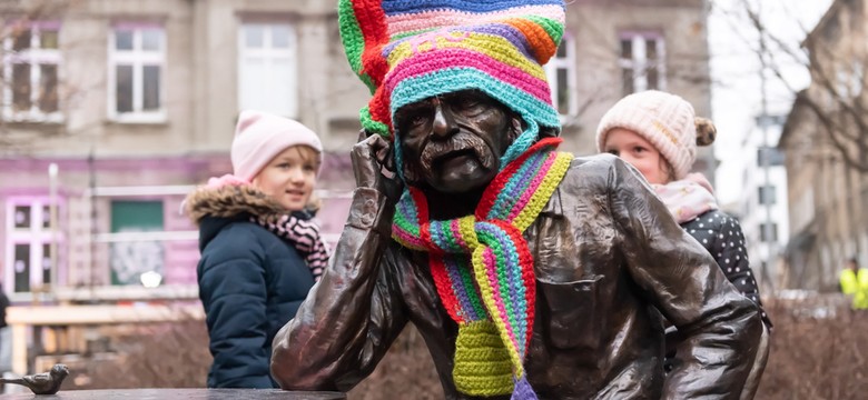 Pomnik Bohdana Smolenia w Poznaniu okradziony. Zniknęła czapka i szalik