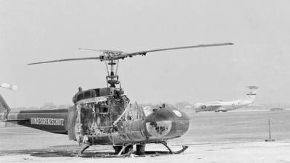 Uništeni helikopter posle sukoba na aerodromu | Foto: Getty Images