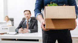 odprawa przy zwolnieniu z powodu trudnej sytuacji firmy. komu się należy?