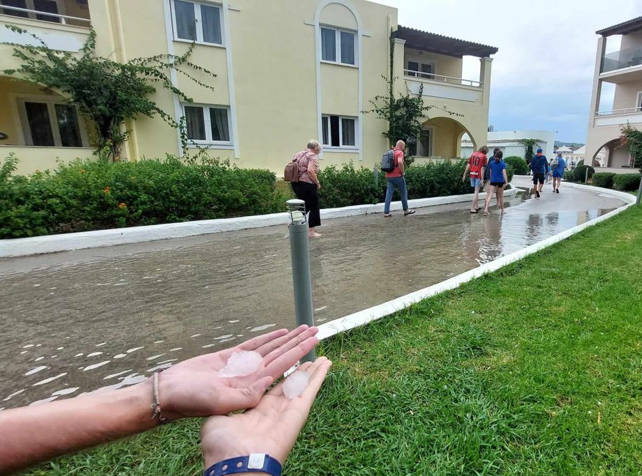 Turystów na Korfu na początku września zaskoczył grad i ulewy.