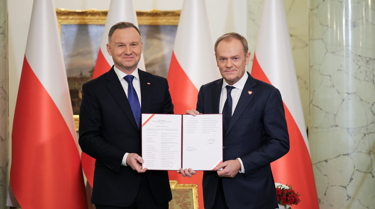 Donald Tusk lengyel miniszterelnök (j) és Andrzej Duda államfő Tusk és újonnan megalakult kormánya hivatali eskütételén a varsói elnöki palotában 2023. december 13-án. Az október 15-i parlamenti választások nyomán megalakult koalíciós kormánynak az előző estén szavazott bizalmat a parlamenti alsóház, a szejm/Fotó: MTI/EPA-PAP/Pawel Supernak
