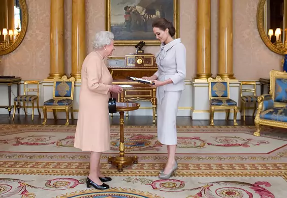 Garsonka czy suknia z dekoltem?Co gwiazdy ubierają na spotkania z brytyjską królową