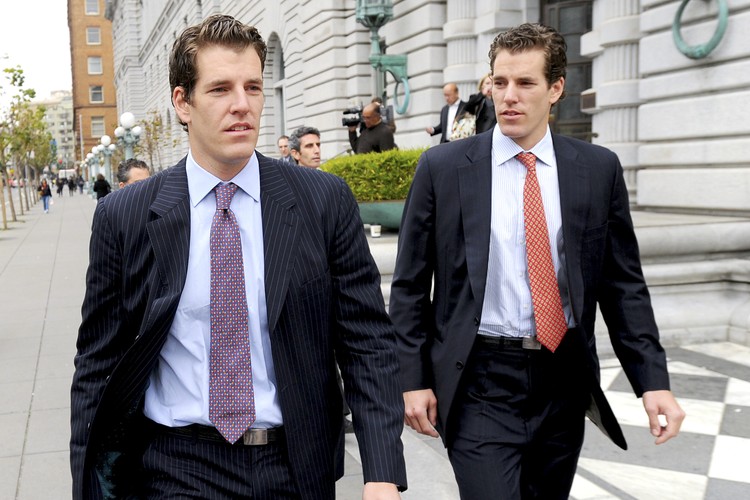 <b>W jak Winklevoss</b>
<br><br>
Bliźniacy Tyler i Cameron Winklevoss to absolwenci Harvardu, którzy reprezentowali Stany Zjednoczone na Igrzyskach Olimpijskich w Pekinie. Zdecydowanie większa popularność przyniósł im jednak pozew sądowy przeciwko Markowi Zuckerbergowi, w którym oskarżyli twórcę Facebooka o wprowadzenie w błąd i kradzież pomysłów (pierwotnie Zuckerberg miał pomóc bliźniakom w budowie serwisu społecznościowego HarvardConnection.com). Ostatecznie proces sądowy zakończył się ugodą, a bracia Winklevoss otrzymali 1,2 milionów akcji serwisu (wycenianych w dniu giełdowego debiutu na 300 milionów dolarów).