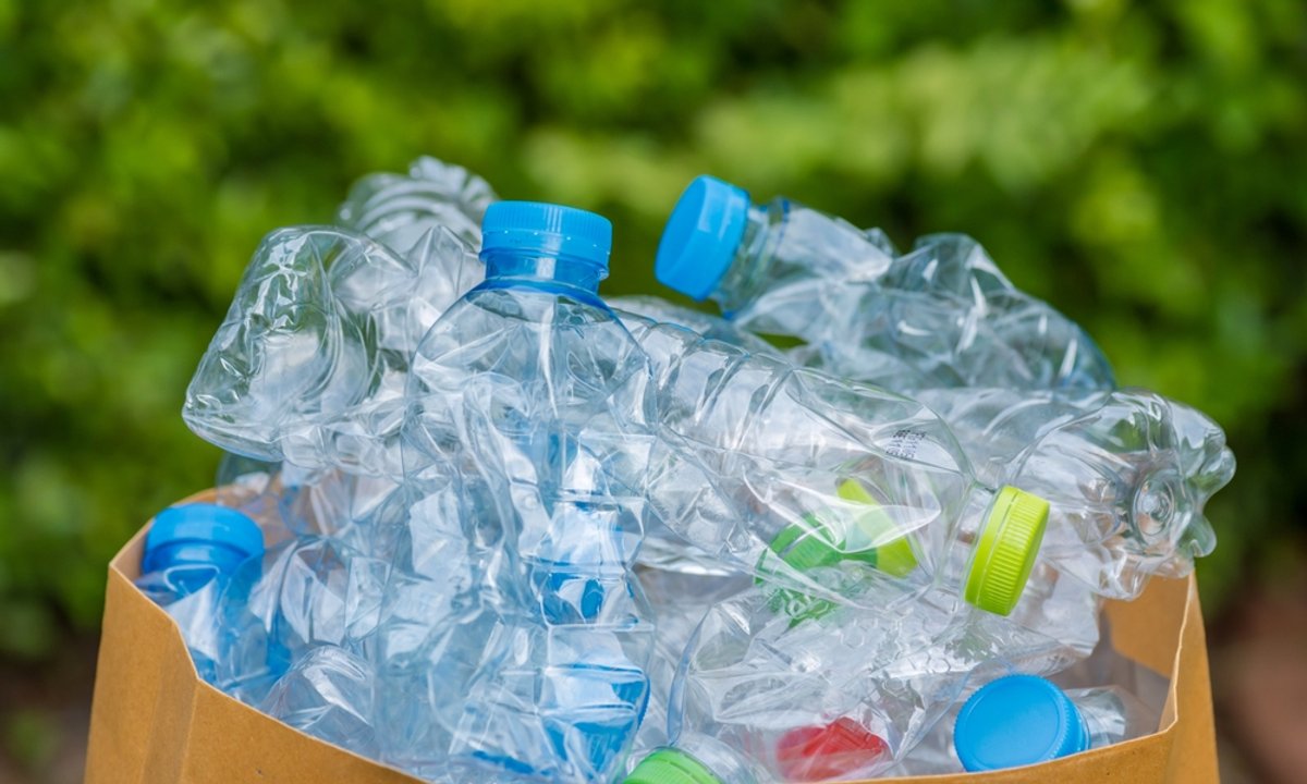 Gdzie wyrzucić butelkę po wodzie? Zasada jest prosta, ale i tak popełniamy błąd