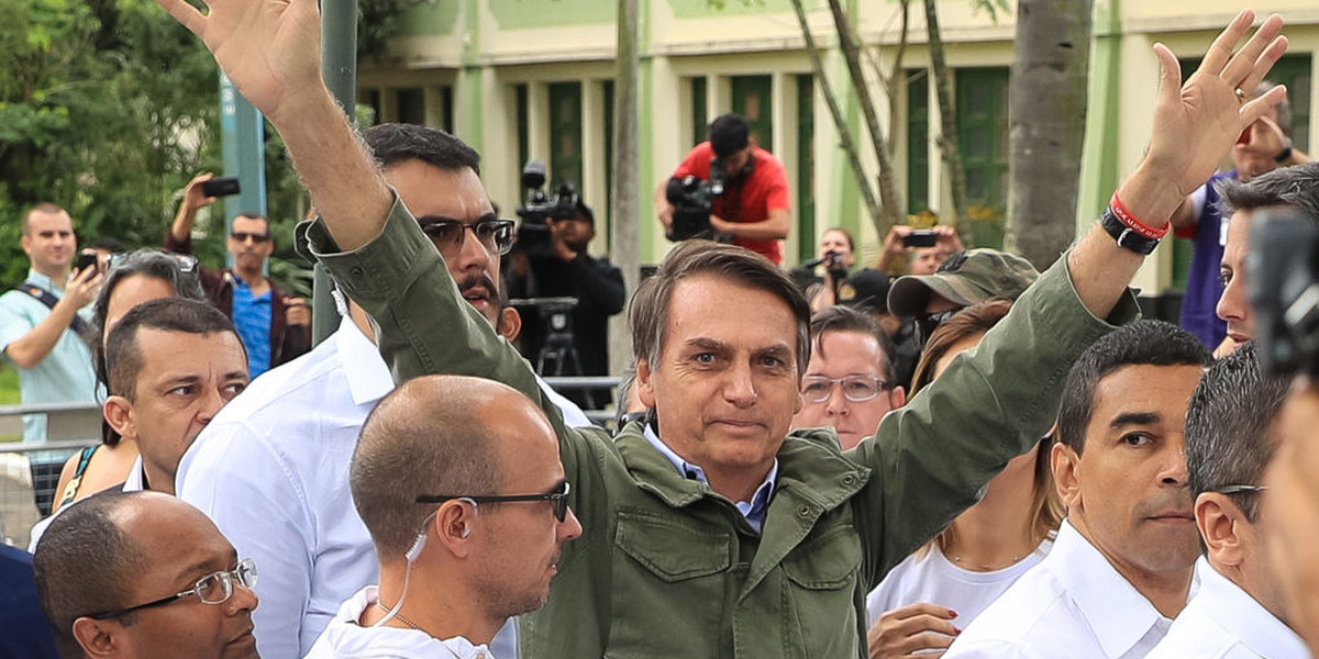 Bolsonaro jest skrajnie prawicowym politykiem, w drugiej turze wyborów prezydenckich zdobył 55,2 proc. głosów. Ma 63-lat, w przeszłości był kapitanem brazylijskiej armii, urząd obejmie w styczniu 2019 r.